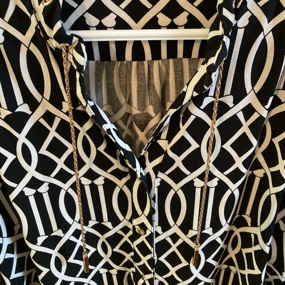 COPY - GRIFFLIN Dress blouse, gold-tone chain accent at the neckline. Roll tab … - Picture 7 of 10